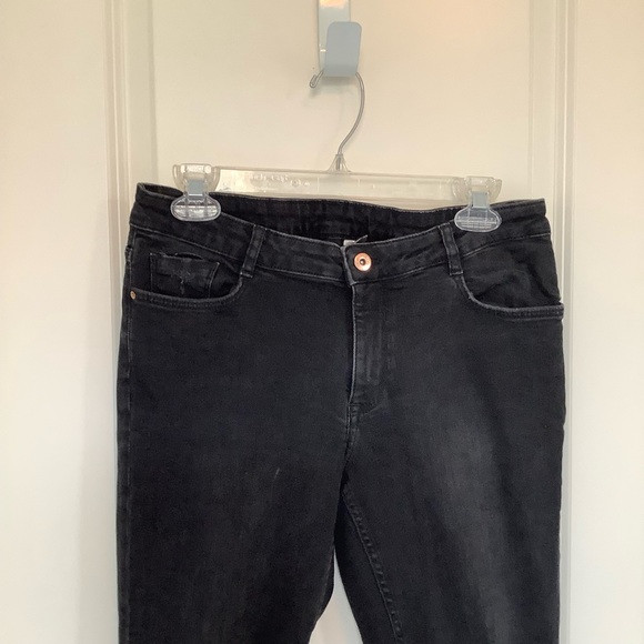 H&M Divided Skinny Denim Jeans Women's Size 12 Black Mid Rise Distressed Raw Hem - Picture 2 of 11